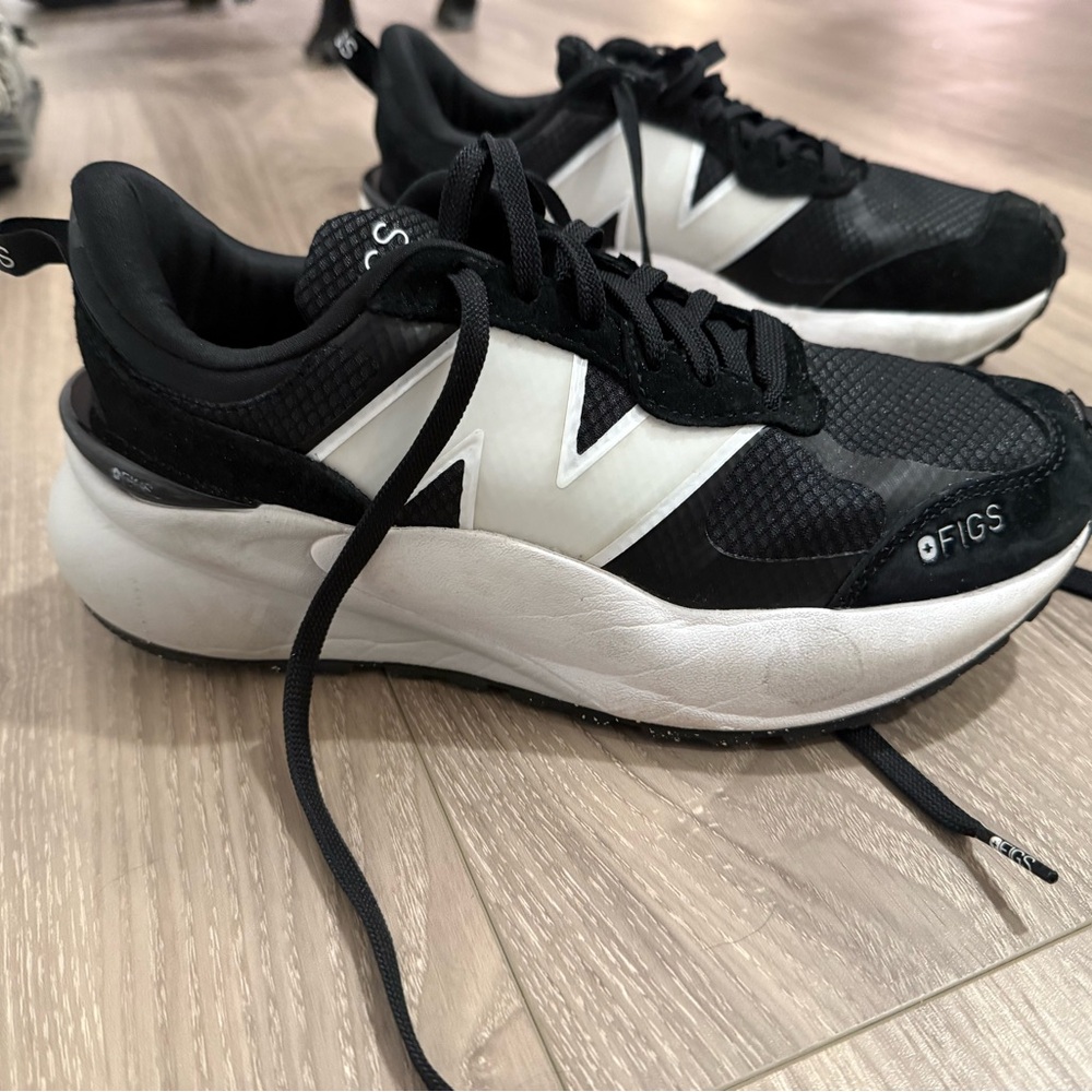 FIGS NB 3447 shoes
